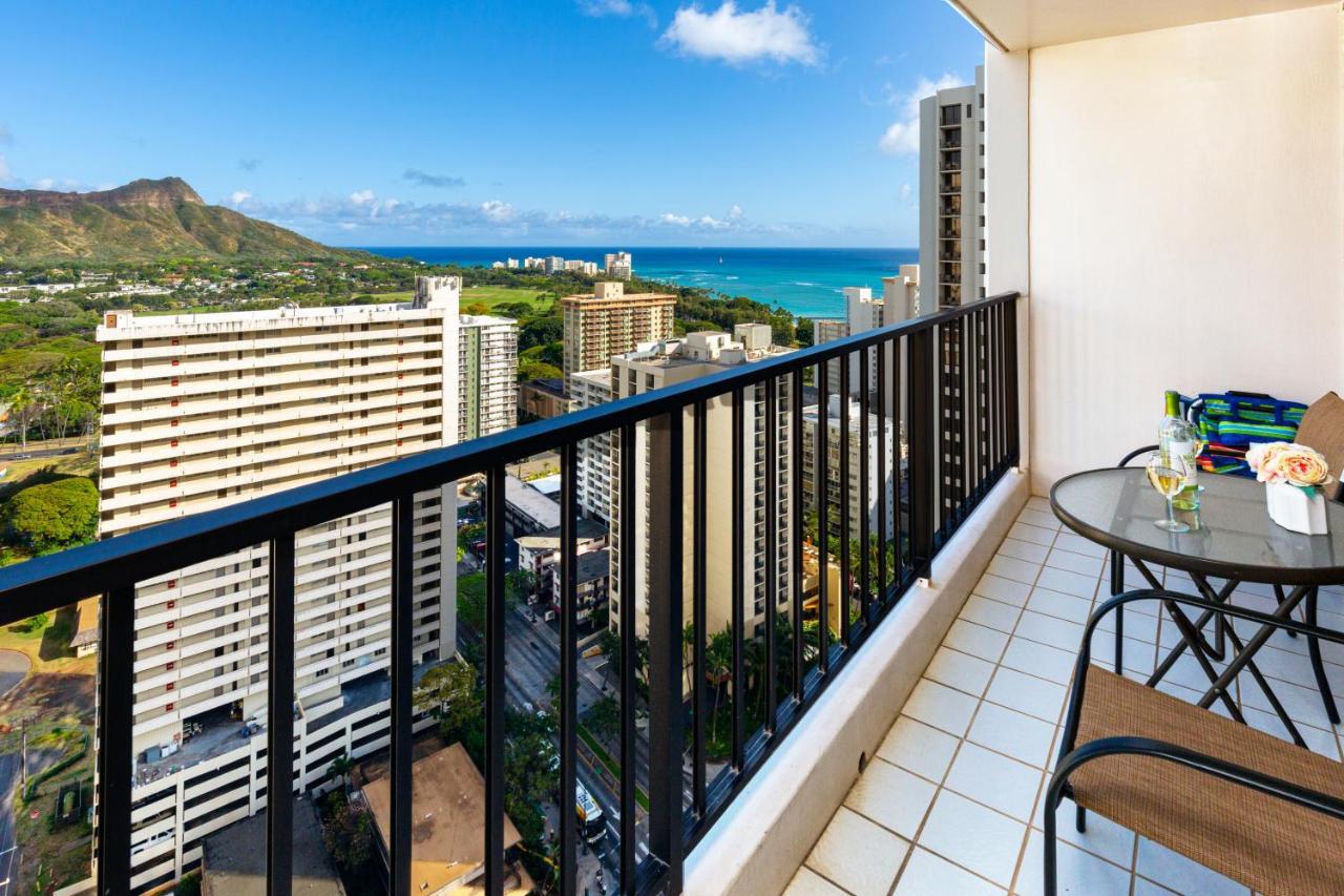 Ocean View Escape, Steps To & Free Parking! Apartment