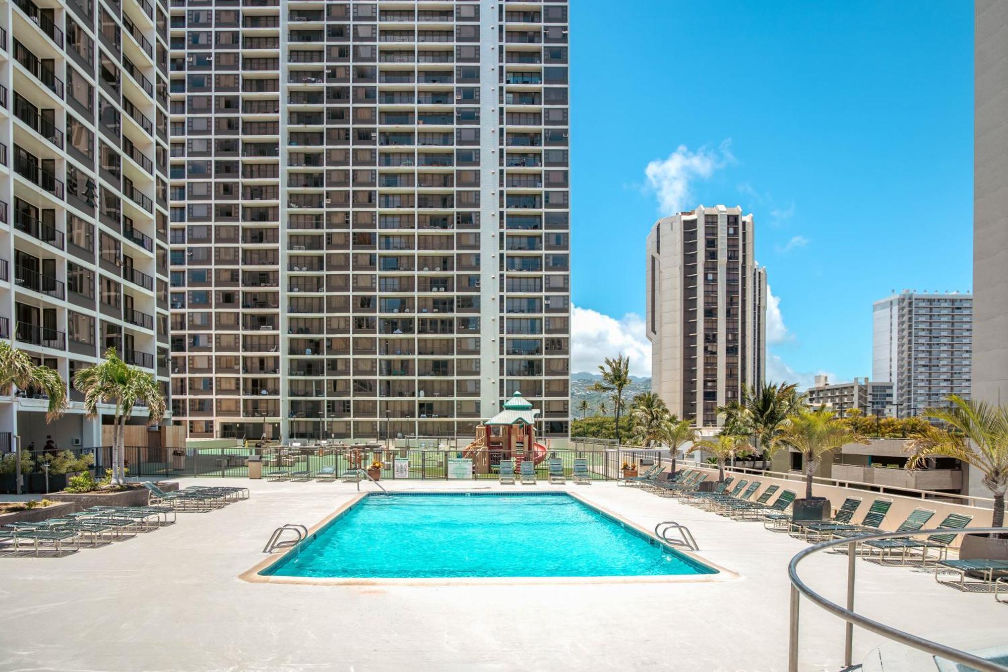 Apartment Ocean View Escape, Steps To & Free Parking! *